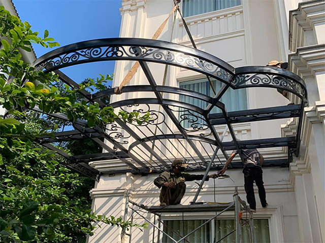 Mái che sắt nghệ thuật kính cường lực tại hà nội Mái che sắt nghệ thuật kính cường lực tại hà nội